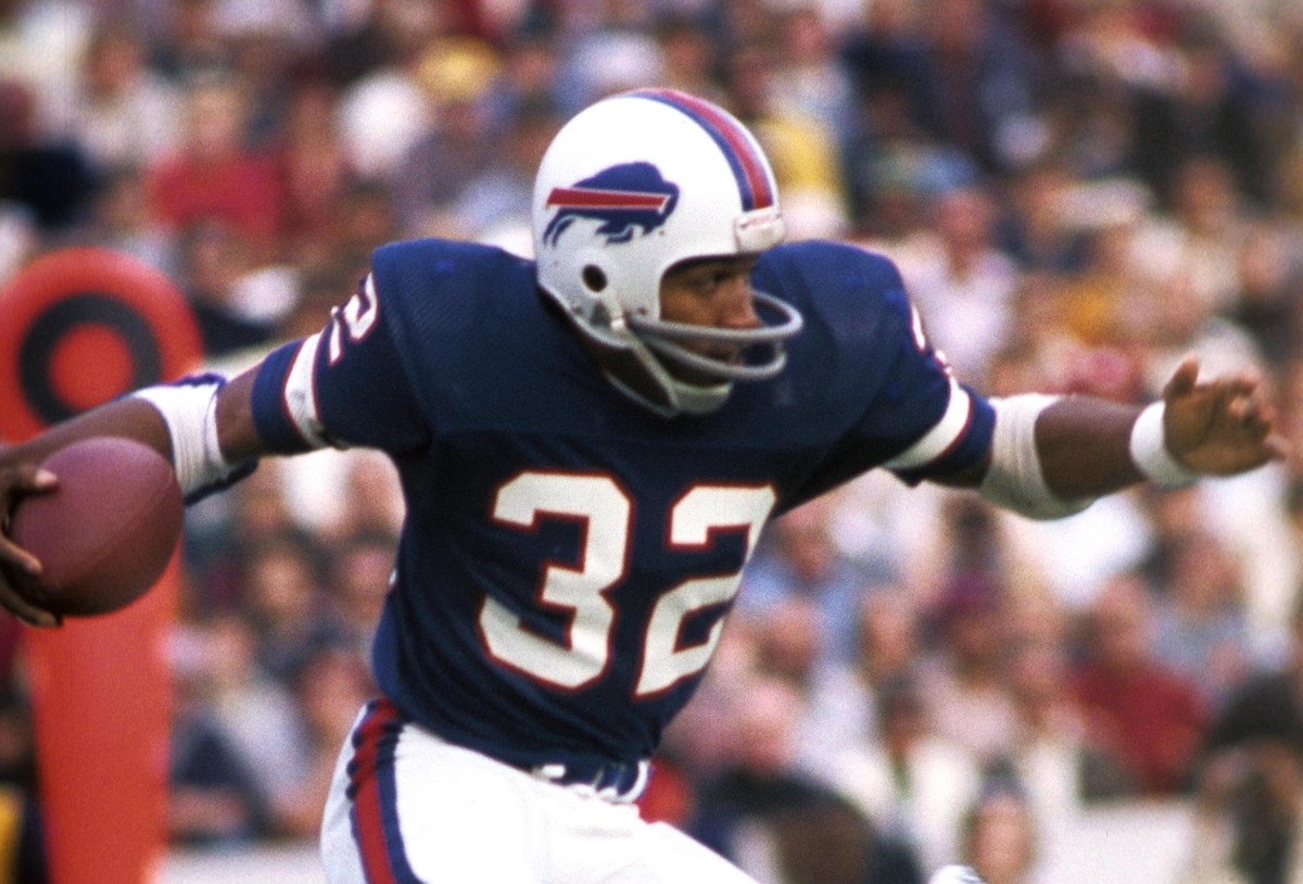 Buffalo Bills running back O.J. Simpson (32) runs the ball against the Baltimore Colts at Rich Stadium.